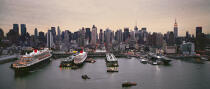 Le Queen Mary 2 à New-York. © Philip Plisson / Plisson La Trinité / AA08763 - Nos reportages photos - Gratte-ciel
