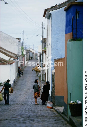 Scène de rue aux Açores. - © Philip Plisson / Plisson La Trinité / AA08871 - Nos reportages photos - Homme