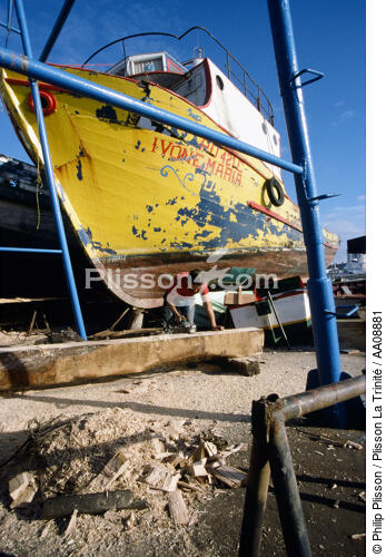 Restauration de bateaux aux Açores. - © Philip Plisson / Plisson La Trinité / AA08881 - Nos reportages photos - Les îles de Faial et Pico aux Açores
