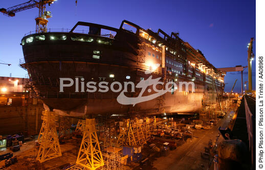 The Queen Mary 2 under construction at Chantiers de l'Atlantique. - © Philip Plisson / Plisson La Trinité / AA08968 - Photo Galleries - Atlantic Shipyards [The]