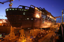 Le Queen Mary 2 en construction aux Chantiers de l'Atlantique. © Philip Plisson / Plisson La Trinité / AA08968 - Nos reportages photos - Cale de radoub