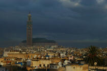Casablanca la Blanche. Sous le plus haut minaret d'Afrique, les paraboles captent la voie des étoiles. © Philip Plisson / Plisson La Trinité / AA08975 - Nos reportages photos - Aube