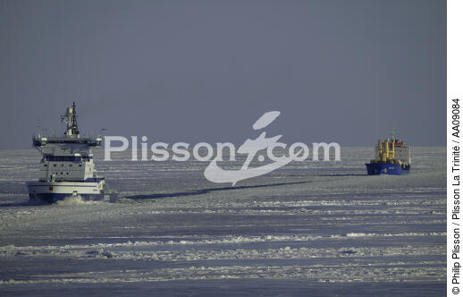 Brise-glace en Mer Baltique. - © Philip Plisson / Plisson La Trinité / AA09084 - Photo Galleries - Ice