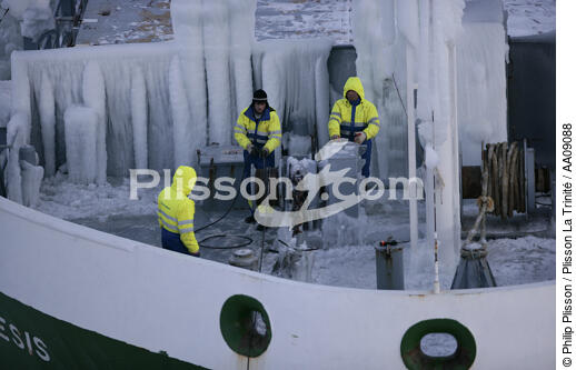 Brise-glace en Mer Baltique. - © Philip Plisson / Plisson La Trinité / AA09088 - Nos reportages photos - Glace