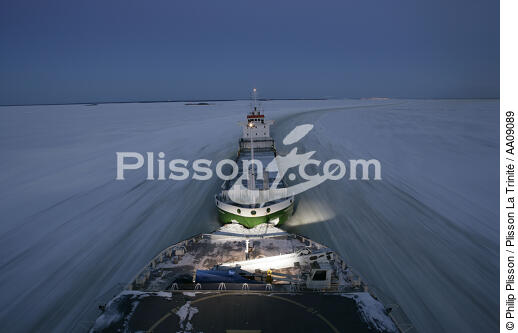 Icebreaker in the Baltic Sea. - © Philip Plisson / Plisson La Trinité / AA09089 - Photo Galleries - Ice