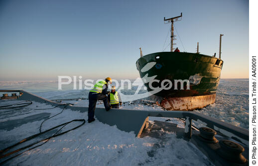 Brise-glace en Mer Baltique. - © Philip Plisson / Plisson La Trinité / AA09091 - Nos reportages photos - Glace
