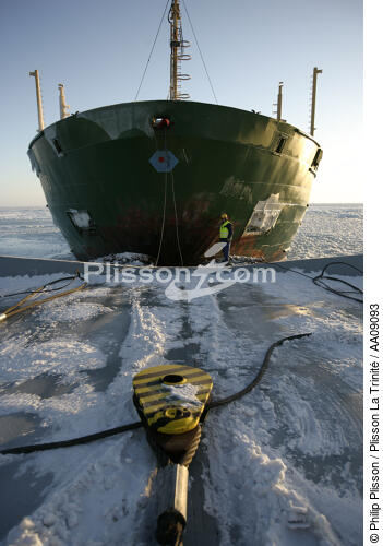 Brise-glace en Mer Baltique. - © Philip Plisson / Plisson La Trinité / AA09093 - Nos reportages photos - Glace