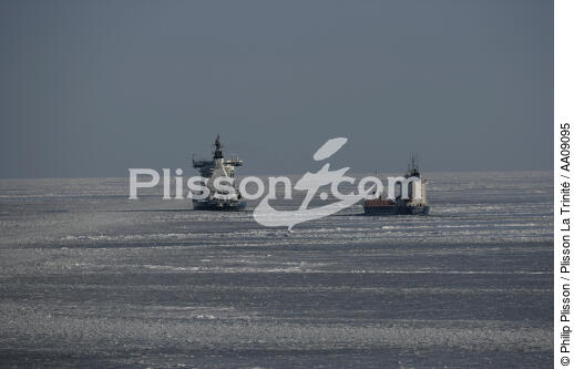 Brise-glace en Mer Baltique. - © Philip Plisson / Plisson La Trinité / AA09095 - Nos reportages photos - Glace