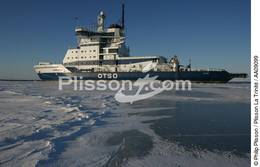 Brise-glace en Mer Baltique. - © Philip Plisson / Plisson La Trinité / AA09099 - Nos reportages photos - Glace