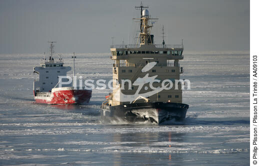 Brise-glace en Mer Baltique. - © Philip Plisson / Plisson La Trinité / AA09103 - Photo Galleries - Ice