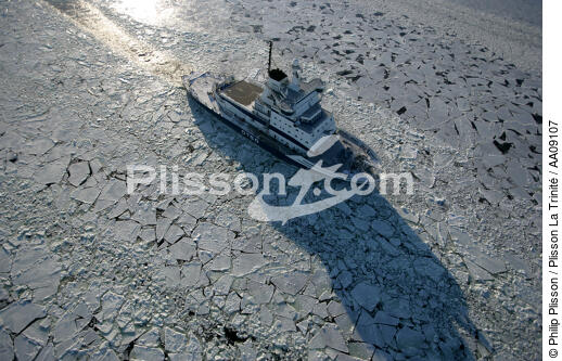 Brise-glace en Mer Baltique. - © Philip Plisson / Plisson La Trinité / AA09107 - Photo Galleries - Ice