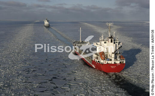 Icebreaker in the Baltic Sea. - © Philip Plisson / Plisson La Trinité / AA09108 - Photo Galleries - Ice