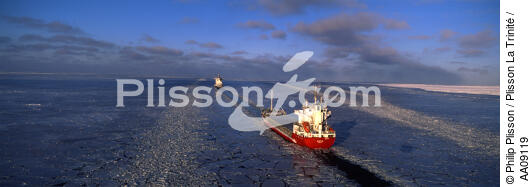 Voie maritime en Mer Baltique. - © Philip Plisson / Plisson La Trinité / AA09119 - Nos reportages photos - Brise Glace en mer Baltique