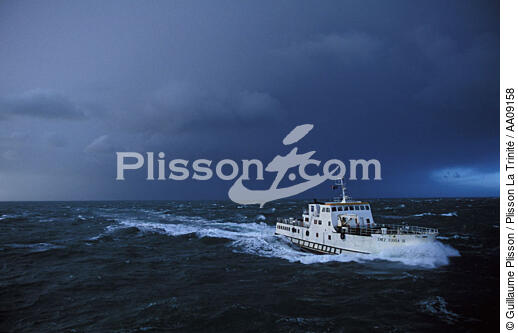 L'Enez Eussa en partance pour les îles. - © Guillaume Plisson / Plisson La Trinité / AA09158 - Nos reportages photos - Mer d'Iroise