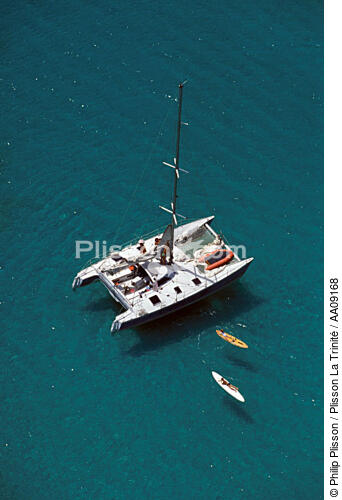 Catamaran au mouillage. - © Philip Plisson / Plisson La Trinité / AA09168 - Nos reportages photos - Catamaran de croisière