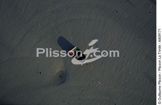 Barque à marée basse - © Guillaume Plisson / Plisson La Trinité / AA09171 - Photo Galleries - Low tide