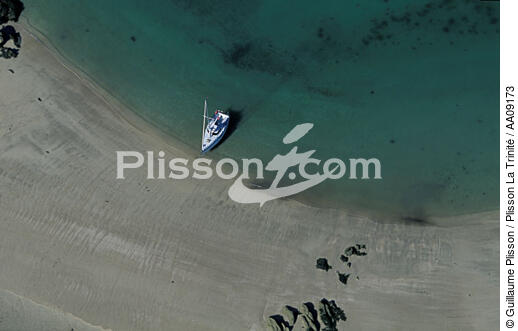 Monocoque de plaisance. - © Guillaume Plisson / Plisson La Trinité / AA09173 - Photo Galleries - Low tide