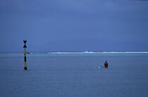 Pirogue en Polynésie française. © Philip Plisson / Plisson La Trinité / AA09176 - Nos reportages photos - Auteur