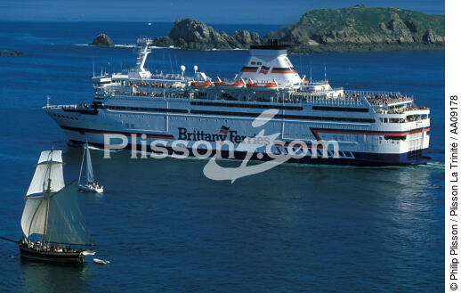 Ferry rentrant à St Malo. - © Philip Plisson / Plisson La Trinité / AA09178 - Nos reportages photos - Renard [Le]