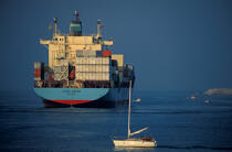 Porte-conteneur sortant du port. © Guillaume Plisson / Plisson La Trinité / AA09179 - Nos reportages photos - Auteur