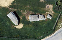 Le grand menhir brisé de Locmariaquer. © Philip Plisson / Plisson La Trinité / AA09183 - Nos reportages photos - Mégalithe