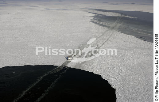 Tug maintaining the access channel to Helsinki. - © Philip Plisson / Plisson La Trinité / AA09195 - Photo Galleries - Baltic sea
