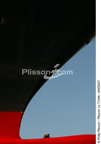 Dernier coup de peinture pour le Queen Mary 2. - © Philip Plisson / Plisson La Trinité / AA09247 - Nos reportages photos - Chantier Naval