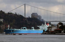Traffic on the Bosphorus. © Philip Plisson / Plisson La Trinité / AA09326 - Photo Galleries - Oil tanker