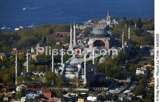 La mosquée Bleue et la mosquée Sainte Sophie à Istanbul. - © Philip Plisson / Plisson La Trinité / AA09329 - Nos reportages photos - Istanbul, le détroit du Bosphore