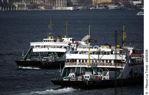 Ferry ou "Vapurs" sur le Bosphore. - ©  / Plisson La Trinité / AA09338 - Nos reportages photos - Turquie