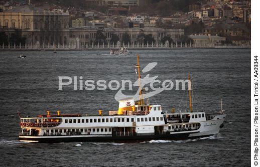 Trafic sur le Bosphore. - © Philip Plisson / Plisson La Trinité / AA09344 - Nos reportages photos - Istanbul, le détroit du Bosphore