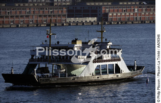 Ferry à Istanbul. - © Philip Plisson / Plisson La Trinité / AA09346 - Nos reportages photos - Istanbul, le détroit du Bosphore