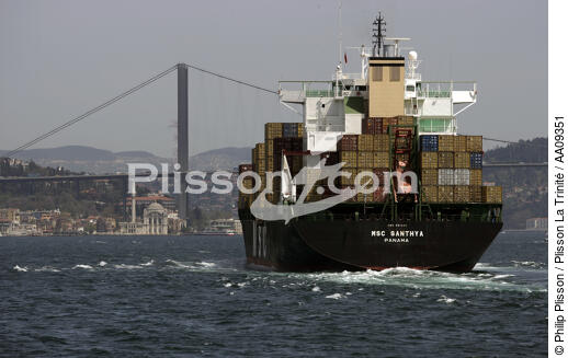 Carry containers on the Bosphorus. - © Philip Plisson / Plisson La Trinité / AA09351 - Photo Galleries - CMA CGM Marco Polo