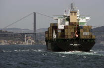 Carry containers on the Bosphorus. © Philip Plisson / Plisson La Trinité / AA09351 - Photo Galleries - Istanbul