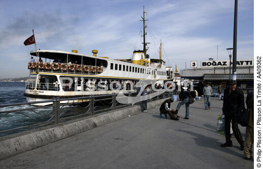 Ferry ou "Vapur" à Istanbul. - © Philip Plisson / Plisson La Trinité / AA09362 - Nos reportages photos - Istanbul, le détroit du Bosphore