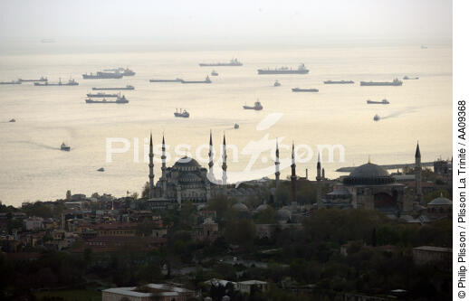 Trafic sur le Bosphore. - © Philip Plisson / Plisson La Trinité / AA09368 - Nos reportages photos - Istanbul, le détroit du Bosphore