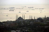 Traffic on the Bosphorus. © Philip Plisson / Plisson La Trinité / AA09368 - Photo Galleries - Istanbul, the Bosphorus