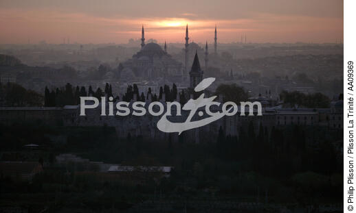 Trafic sur le Bosphore. - © Philip Plisson / Plisson La Trinité / AA09369 - Nos reportages photos - Istanbul, le détroit du Bosphore