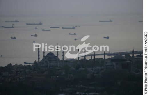 Trafic sur le Bosphore. - © Philip Plisson / Plisson La Trinité / AA09370 - Nos reportages photos - Istanbul, le détroit du Bosphore
