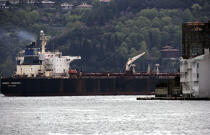 On the Bosphorus. © Philip Plisson / Plisson La Trinité / AA09373 - Photo Galleries - Oil tanker