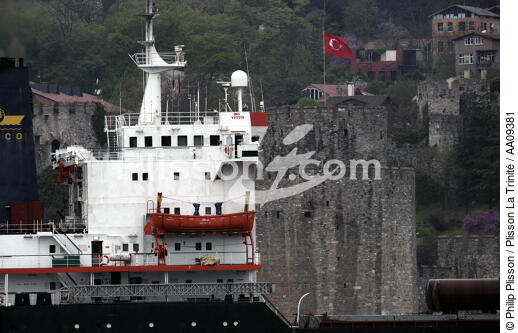 Ramparts of Istanbul. - © Philip Plisson / Plisson La Trinité / AA09381 - Photo Galleries - Cargo ship carrying methane
