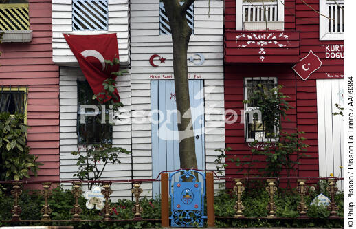 Houses in Istanbul. - © Philip Plisson / Plisson La Trinité / AA09384 - Photo Galleries - Flag