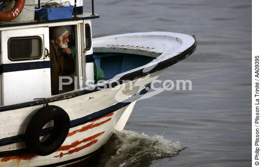 Pêcheur dans le port d'Istanbul. - © Philip Plisson / Plisson La Trinité / AA09395 - Nos reportages photos - Bosphore
