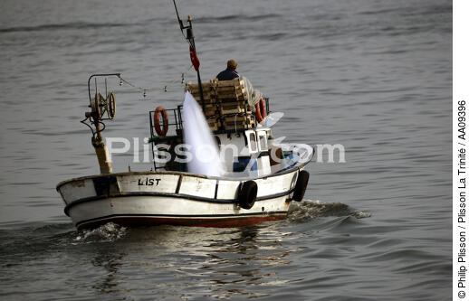 Bateau de pêche dans port d'Istanbul. - © Philip Plisson / Plisson La Trinité / AA09396 - Nos reportages photos - Istanbul, le détroit du Bosphore