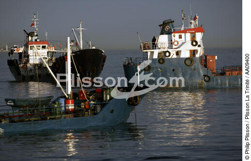 Traffic on the Bosphorus. - © Philip Plisson / Plisson La Trinité / AA09400 - Photo Galleries - Tanker carrying chemicals