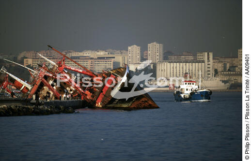 Running aground on the Bosphorus. - © Philip Plisson / Plisson La Trinité / AA09401 - Photo Galleries - Istanbul, the Bosphorus