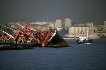 Running aground on the Bosphorus. © Philip Plisson / Plisson La Trinité / AA09401 - Photo Galleries - Istanbul, the Bosphorus