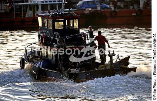 Bateau de pêche à Istanbul. - © Philip Plisson / Plisson La Trinité / AA09402 - Nos reportages photos - Marin-pêcheur