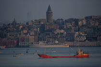 Trafic sur le Bosphore. © Philip Plisson / Plisson La Trinité / AA09410 - Nos reportages photos - Istanbul, le détroit du Bosphore