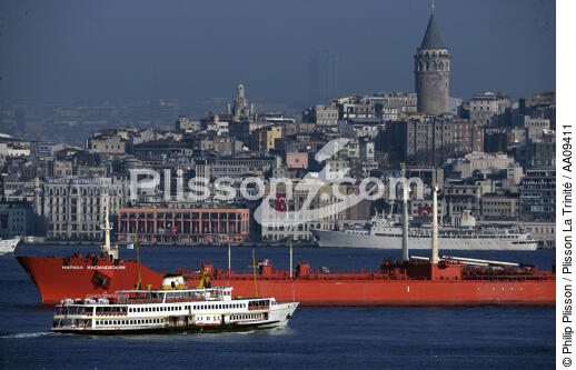 Trafic sur le Bosphore. - © Philip Plisson / Plisson La Trinité / AA09411 - Nos reportages photos - Istanbul, le détroit du Bosphore